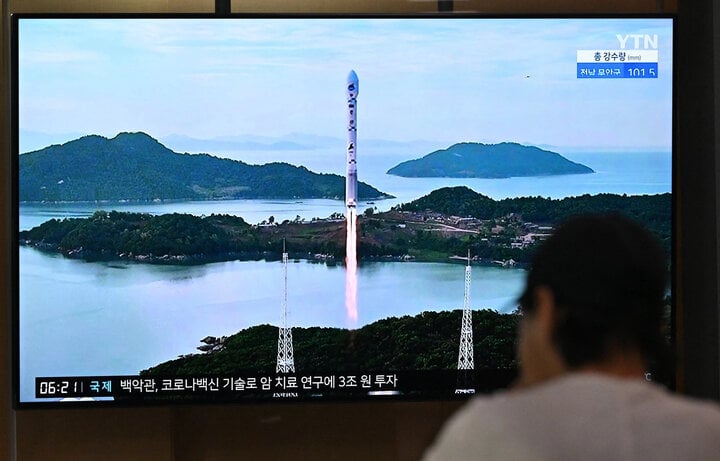 South Korean people watch a news report on North Korea's satellite launch on television in Seoul, August 24, 2023. (Photo: AFP/VNA)