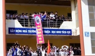 Conmovedor video de miles de estudiantes celebrando en secreto una ceremonia de despedida para su director