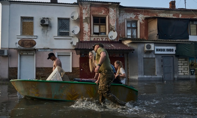 Los equipos de rescate sacan un bote que transporta a residentes evacuados de una zona inundada en Kherson el 6 de junio. Foto: AP