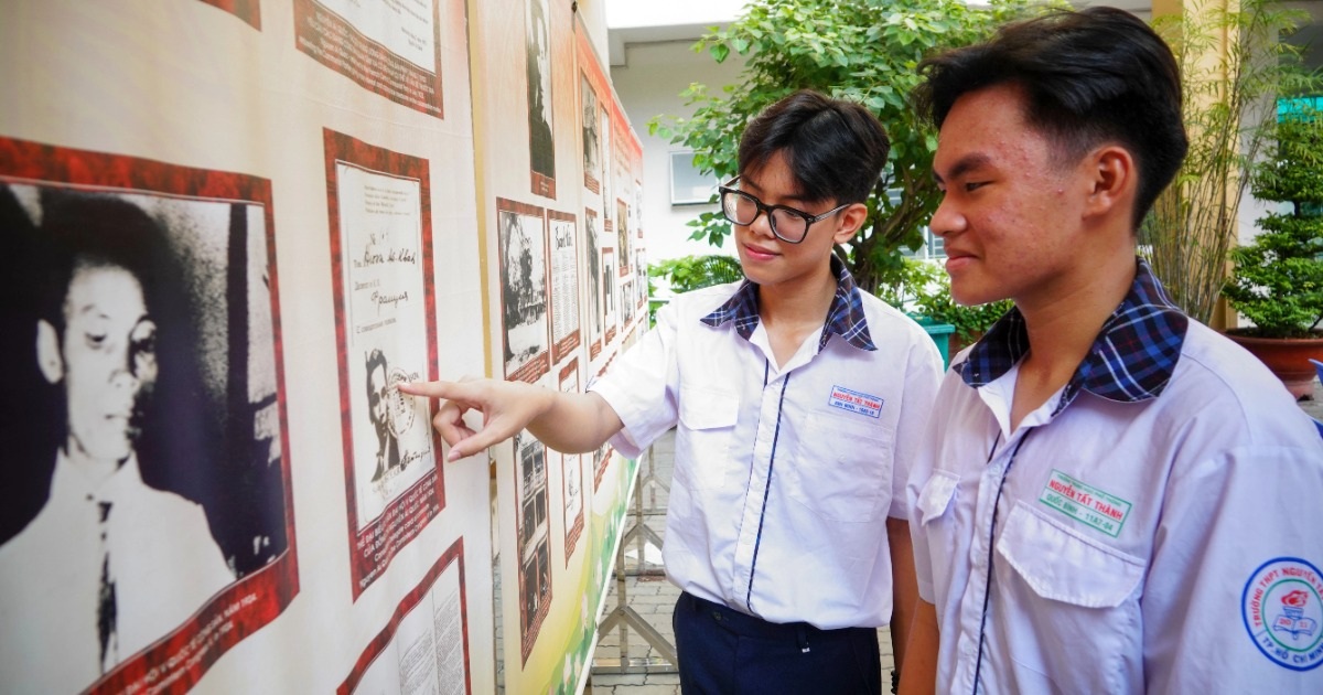 More than 800 students attend the exhibition "President Ho Chi Minh - Biography and career"