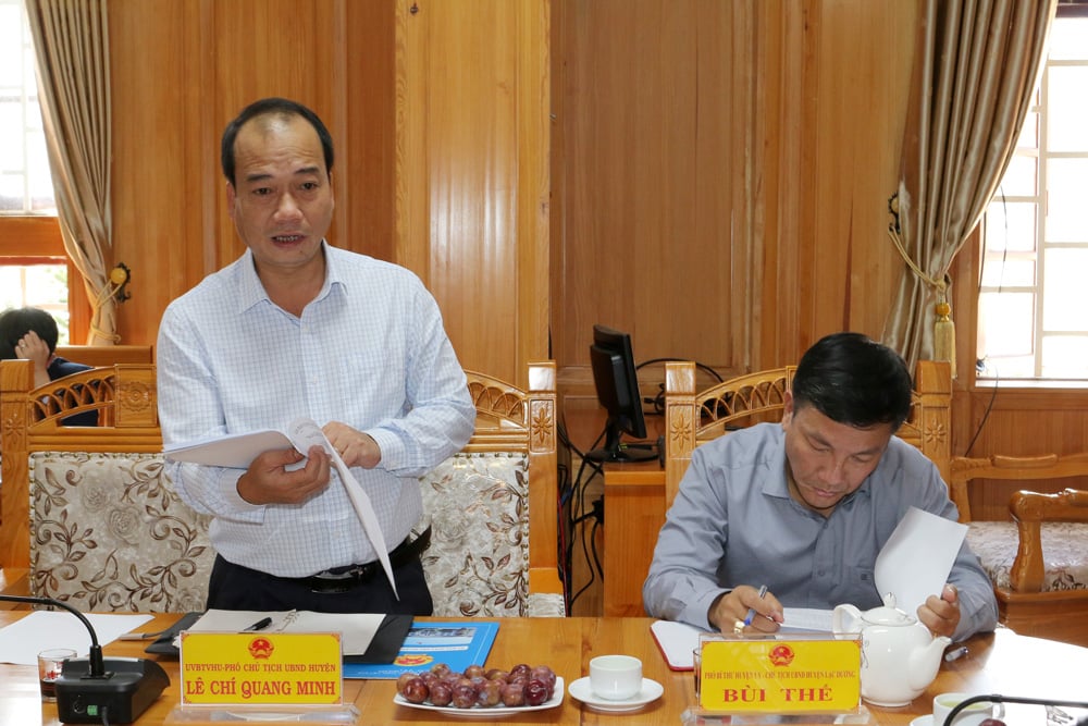 Der stellvertretende Vorsitzende des Volkskomitees des Distrikts Lac Duong, Le Chi Quang Minh, berichtete bei der Sitzung.