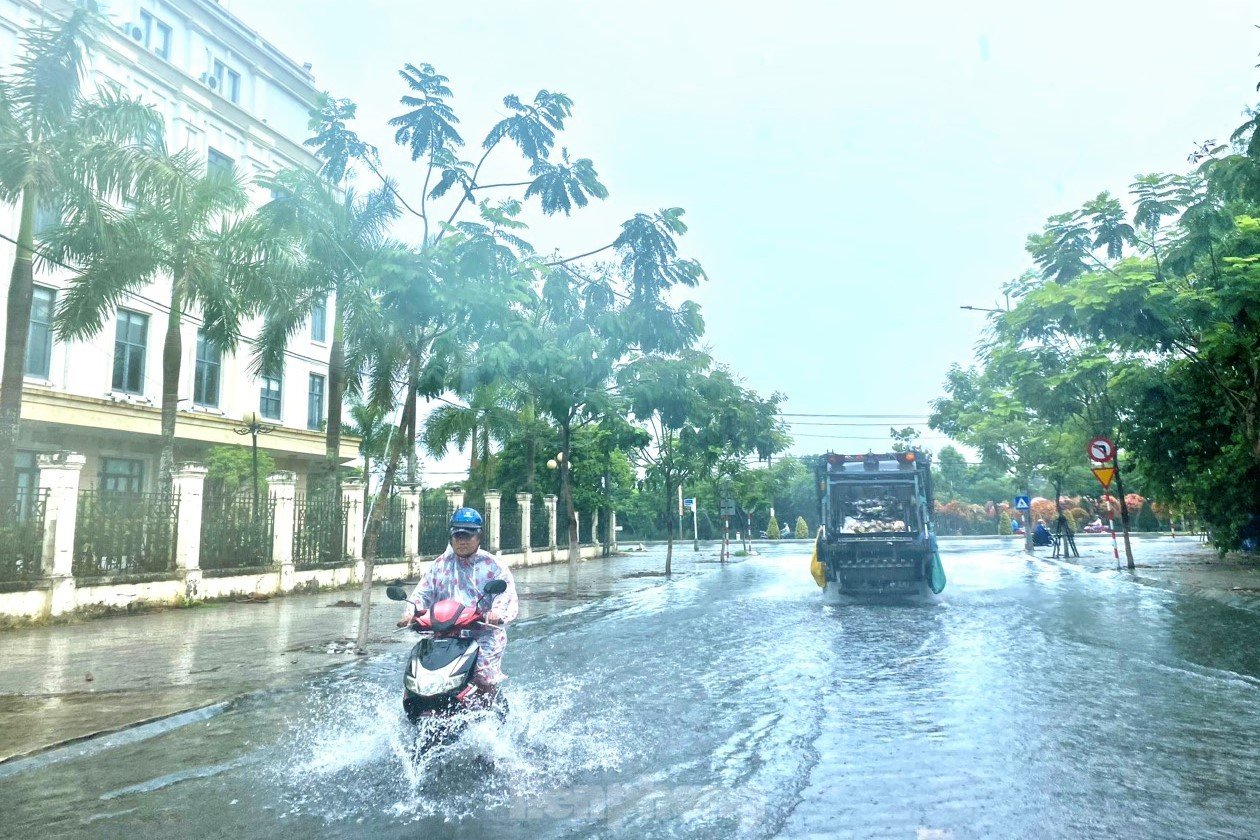 Viele Straßen in Da Nang wurden nach dem goldenen Regen zur Abkühlung überflutet Foto 14