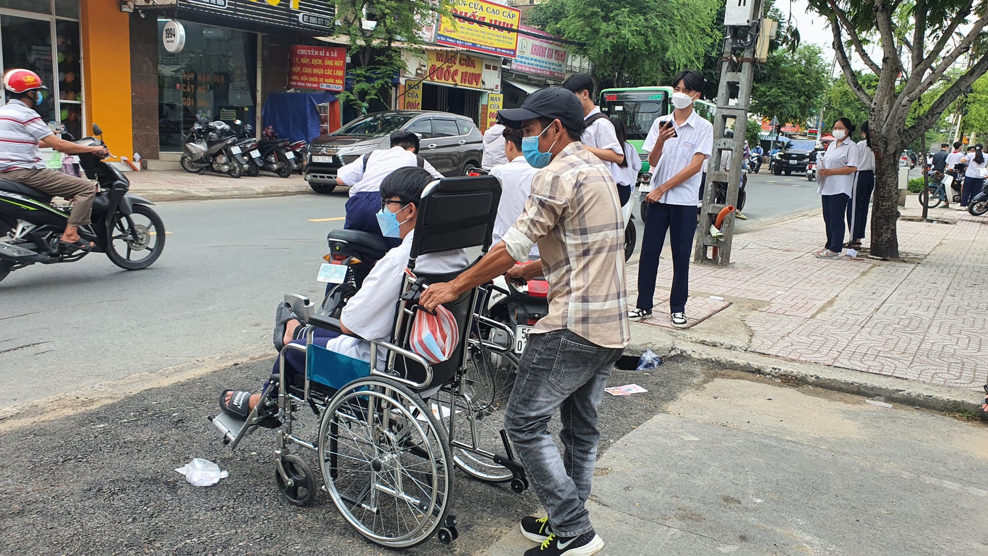 Con bật khóc sau giờ thi văn vào lớp 10: Ba, mẹ ở đây rồi! - Ảnh 12.