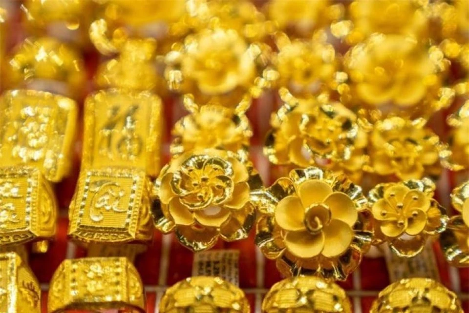 Gold price on November 14, 2024: Gold rings fluctuate in opposite directions