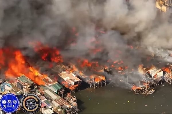 Huge fire destroys slum in Philippine capital