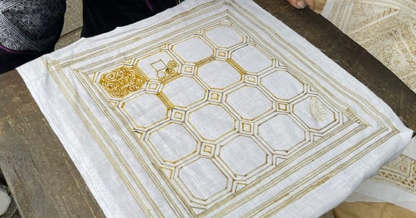 Preserving the art of drawing patterns with beeswax of the Mong people in Sa Pa (Lao Cai)