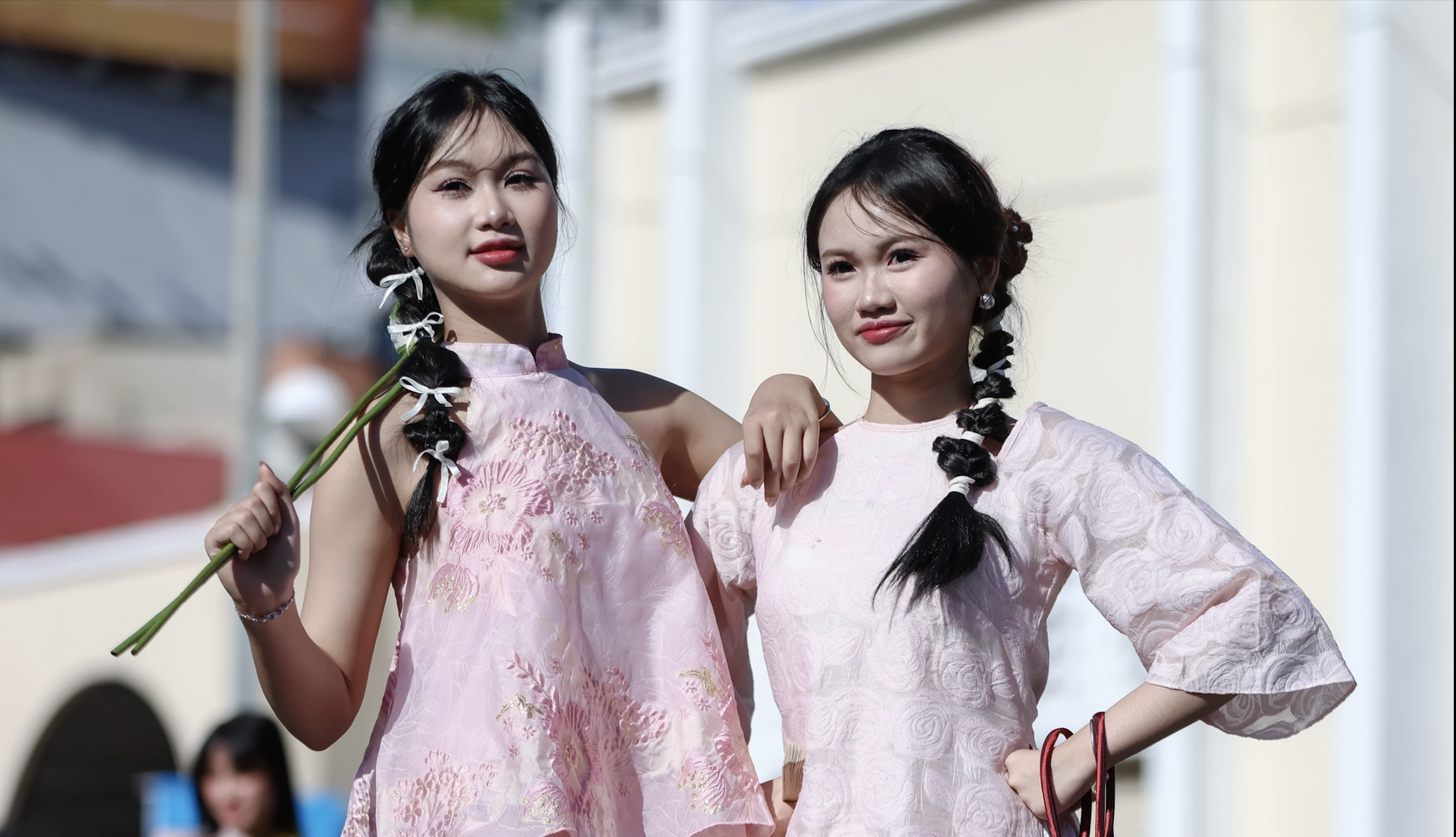 "La musa" usa ao dai para tomarse fotografías en la calle para celebrar el Tet temprano