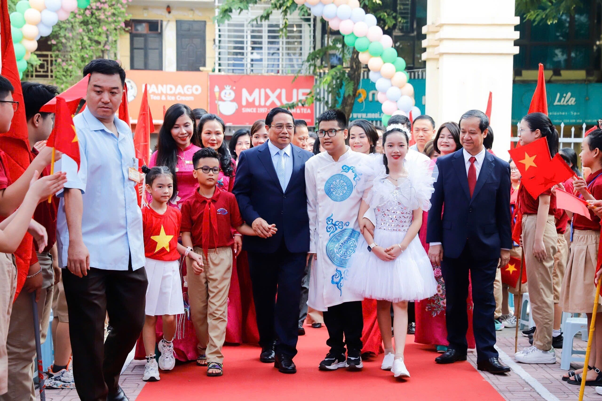 Thủ tướng đến dự lễ khai giảng tại truờng Phổ thông cơ sở Nguyễn Đình Chiểu. (Ảnh: Đ.H)