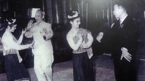 Image de l'Oncle Ho dansant le lam vong avec le roi du Laos