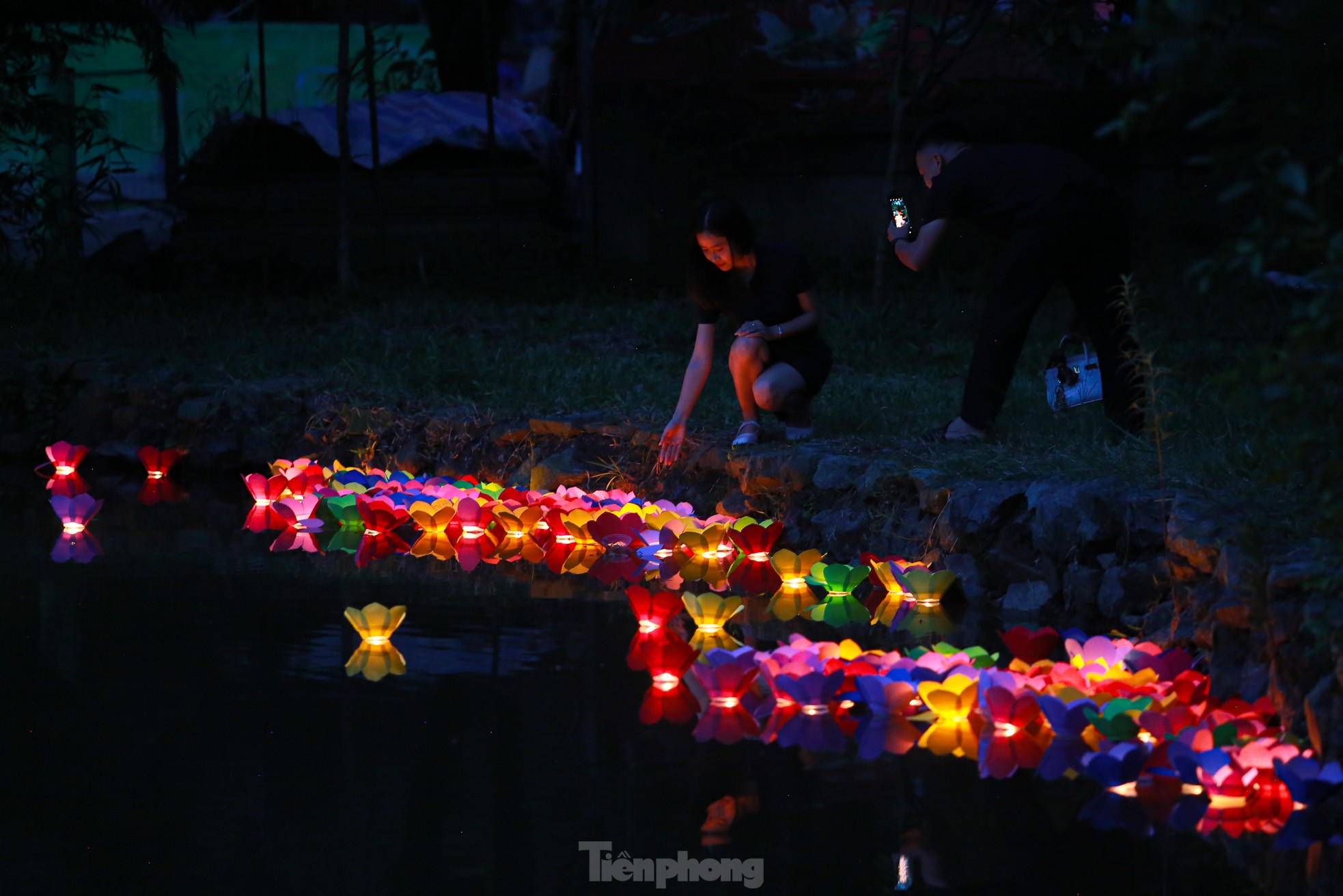 People in the capital release flower lanterns to show their gratitude during Vu Lan festival photo 23