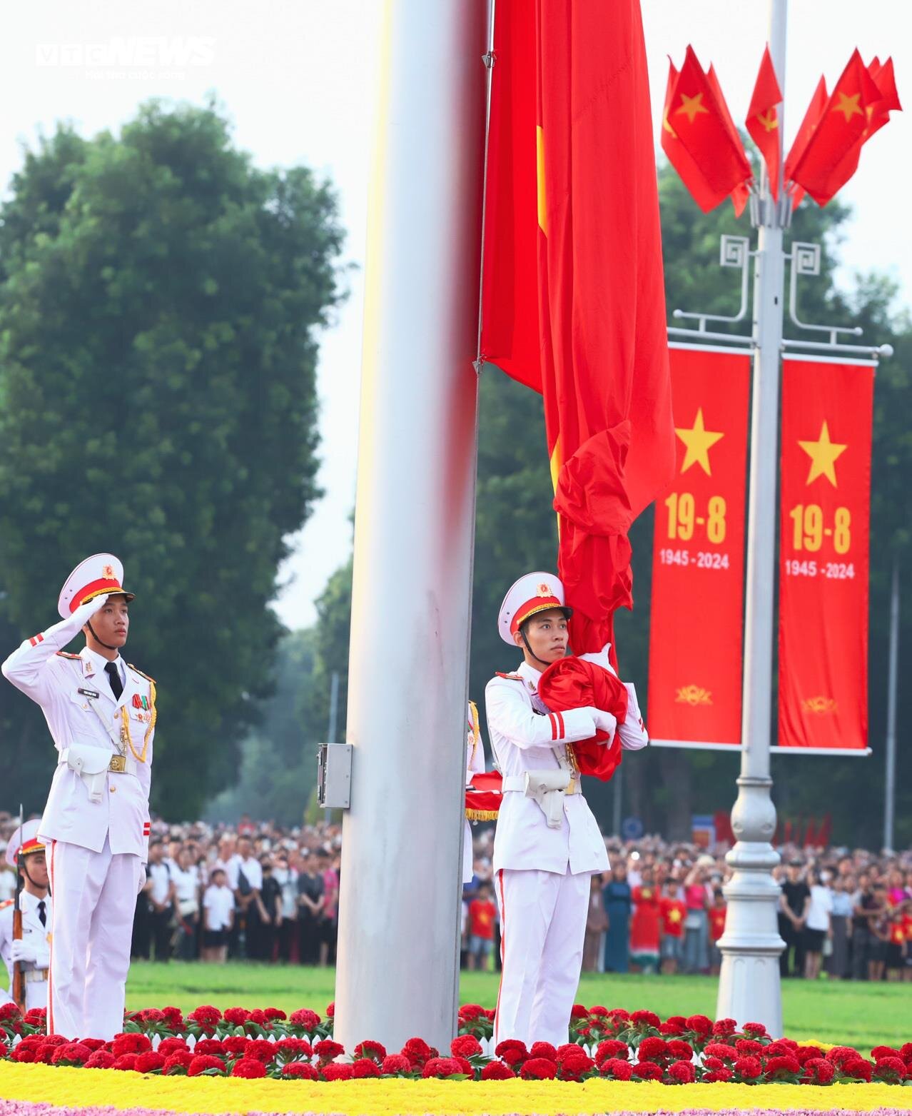 Thousands of people lined up from early morning to watch the flag-raising ceremony to celebrate National Day September 2 - 8