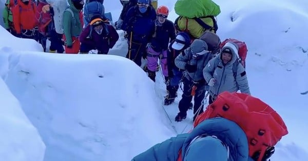 'Tắc đường' rủi ro trên đỉnh Everest