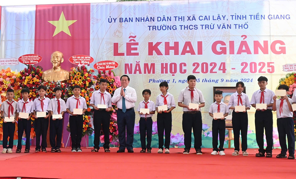 Khai giảng năm học mới với tinh thần con người là nguồn lực quý giá nhất- Ảnh 4.