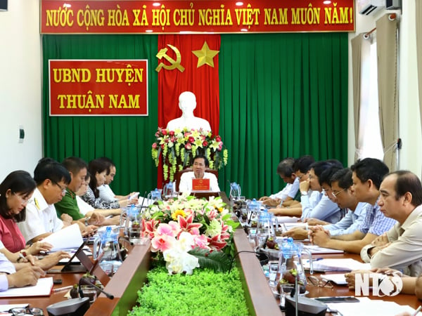 Provincial People's Committee leaders work with Thuan Nam District People's Committee