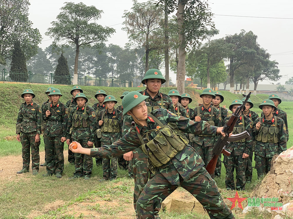 Trên thao trường huấn luyện