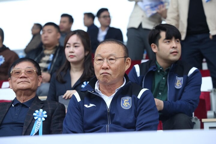 Trainer Park Hang Seo fungiert als Berater des Bac Ninh Clubs und hat die Aufgabe, dem Team dabei zu helfen, sich sowohl in beruflichen als auch in geschäftlichen Aktivitäten zu verbessern. Herr Park wird das Team bei Fußballentwicklungsstrategien und als Berater für das Jugendtraining unterstützen und Ressourcen für die erste Mannschaft schaffen.