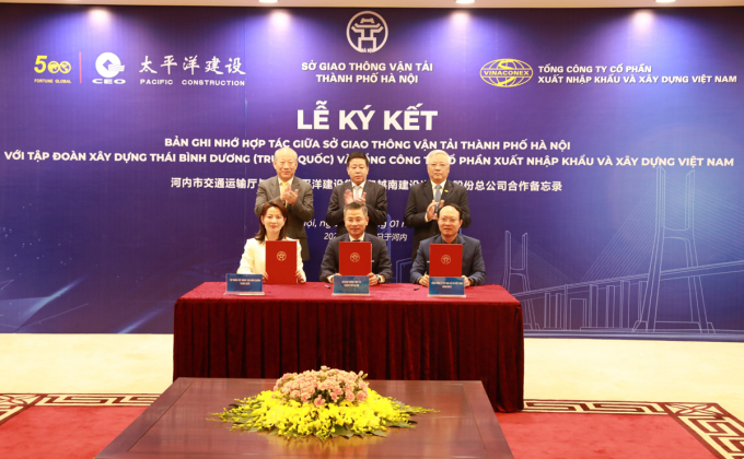 Delegates witnessed the signing ceremony on the morning of January 28. Photo: Hoang Phong