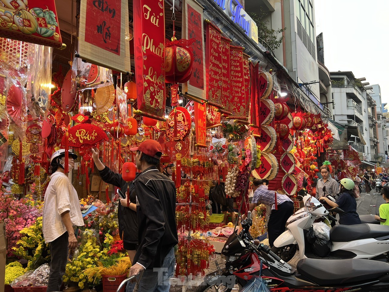 La couleur rouge recouvre la plus grande rue du Têt à Ho Chi Minh-Ville, animée par les acheteurs. Photo 1