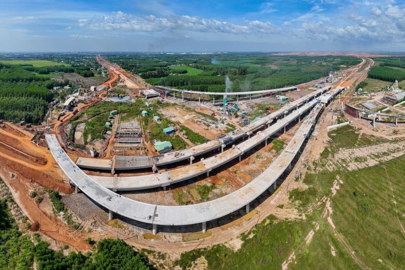 Construction of the road connecting Long Thanh airport with National Highway 51 and Ho Chi Minh City - Long Thanh - Dau Giay Expressway