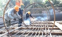 Arbeiter trotzen der über 40 Grad heißen Sonne, um den Bau der Ringstraße 3 in Ho-Chi-Minh-Stadt zu beschleunigen