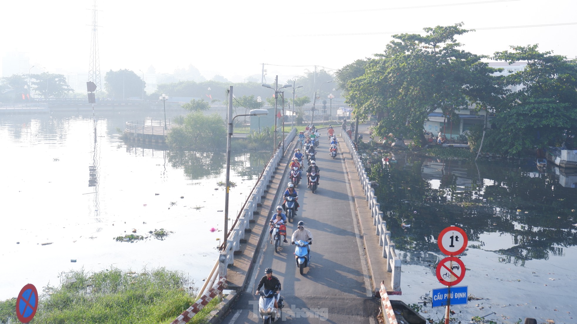 TPHCM sương mù bao phủ, bụi mịn vượt chuẩn ảnh 10