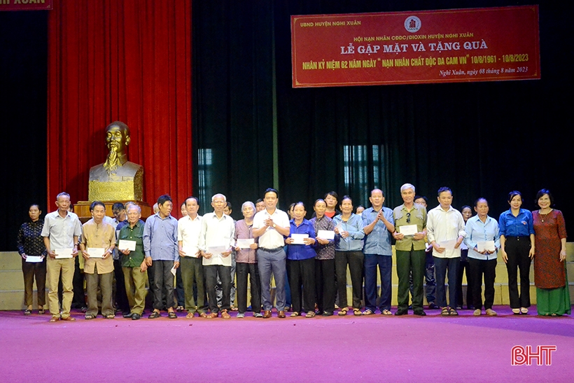 Presenting 164 gifts to Agent Orange victims in Nghi Xuan