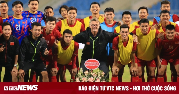 Vietnamesisches Team würdigt Trainer Troussier am Lehrertag (20. November)