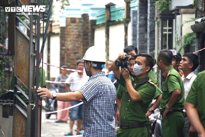 경찰이 현장을 조사한다.