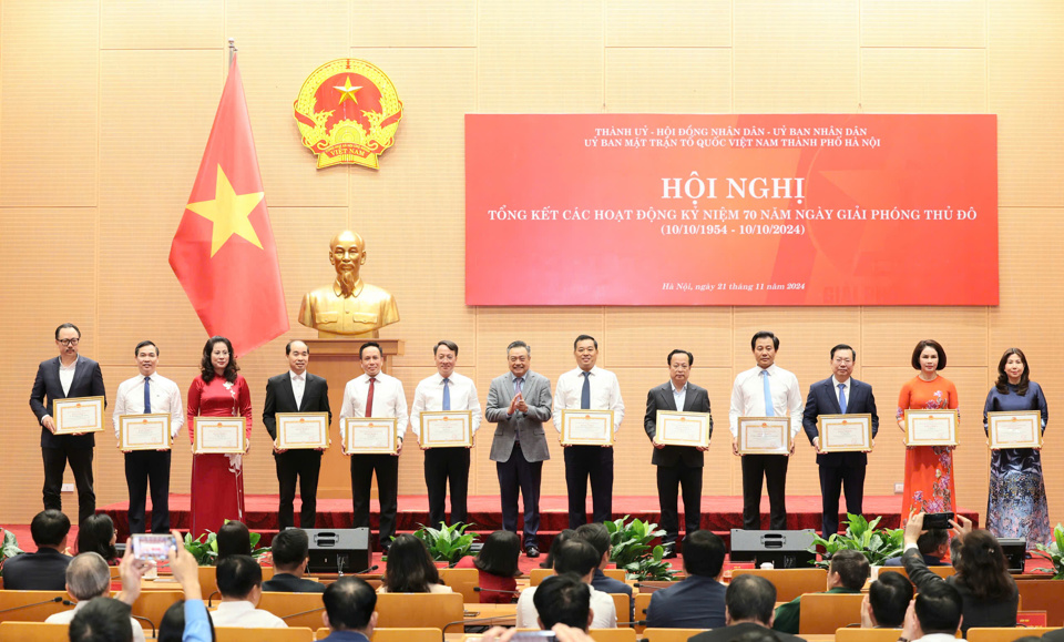 하노이 시 당위원회 부서기이자 하노이 인민위원회 위원장인 쩐 시 탄(Tran Sy Thanh)이 시 인민위원회로부터 집단에 공로증을 수여했습니다.