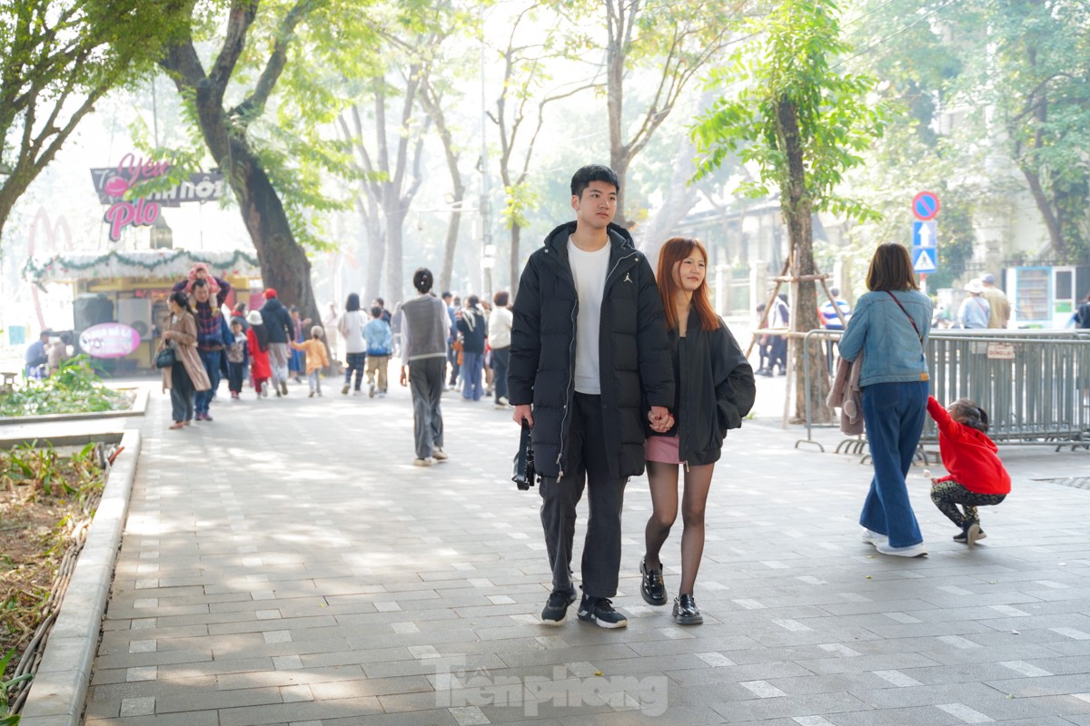 Hanoi people leisurely stroll and sightsee on the first day of the new year photo 10