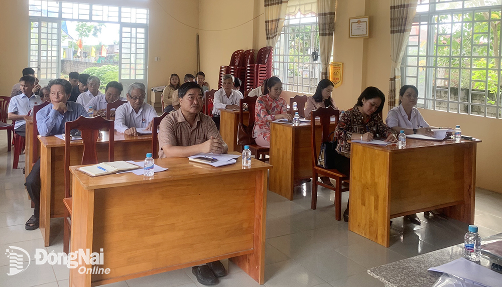 Head of the Provincial Party Committee's Organization Board Dang Minh Nguyet attended a meeting with Party Cell of Hamlet 4, Xuan Tam Commune Party Committee, Xuan Loc District. Photo: Provincial Party Committee's Organization Board
