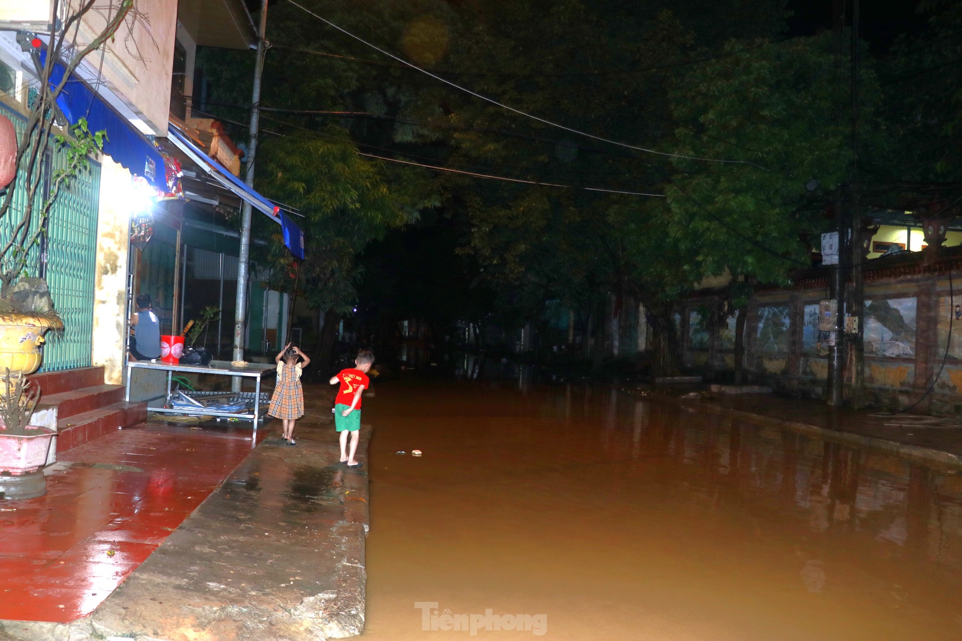 ទឹក​ទន្លេ​ក្រហម​ហក់​ឡើង ប្រជាជន Yen Bai ស្នាក់​ពេញ​មួយ​យប់​ដើម្បី​រៀបចំ​ខ្លួន​ដើម្បី​គេច​ពី​ទឹកជំនន់ រូបថត 21