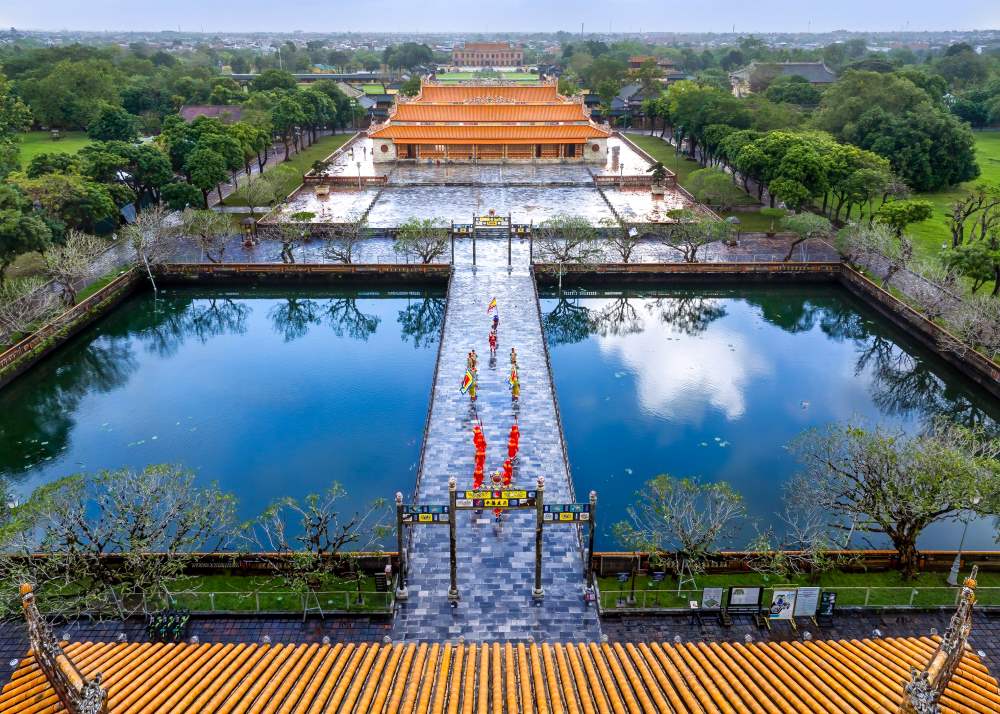 En los últimos años, además de promover el desarrollo urbano y de infraestructura, Hue también se ha centrado en preservar y promover el patrimonio de la antigua capital. Muchas reliquias destruidas por desastres naturales y guerras han sido restauradas y renovadas con éxito en Hue. Los resultados obtenidos han demostrado que el trabajo de preservación y promoción del valor del patrimonio cultural de Hue ha entrado en una fase de estabilidad y desarrollo sostenible.