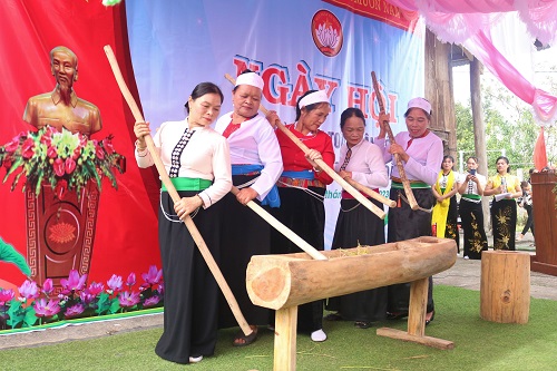 Das Volk der Muong bewahrt und fördert die traditionelle Kultur an der Grenze zu Kon Tum. Bild 2