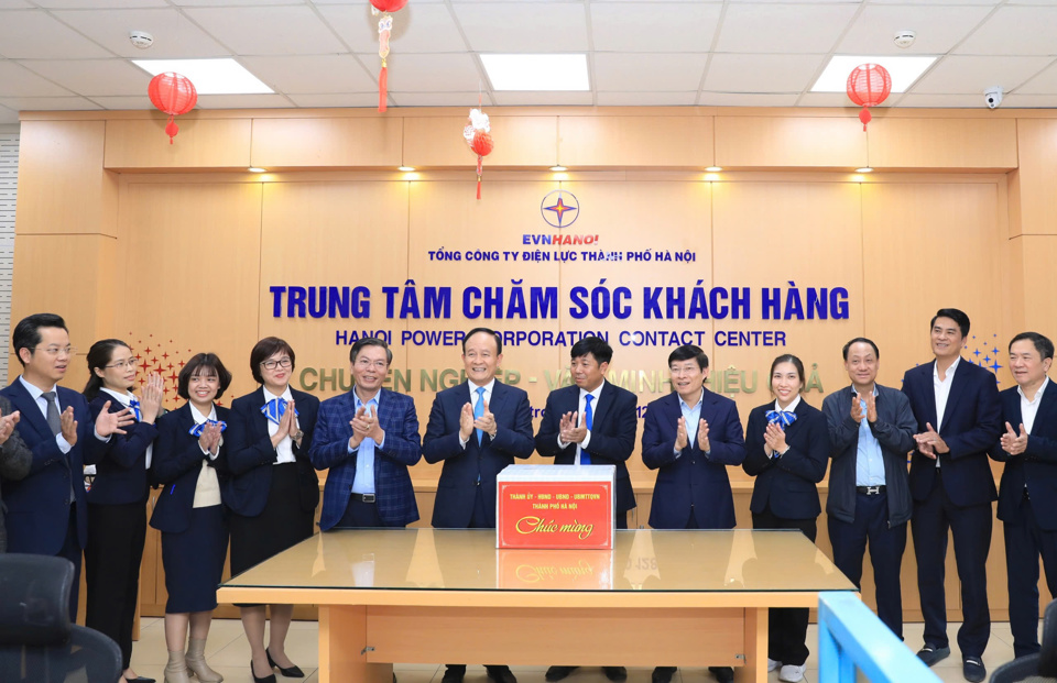 Chủ tịch HĐND TP Hà Nội Nguyễn Ngọc Tuấn thăm, tặng quà Trung tâm chăm sóc khách hàng 