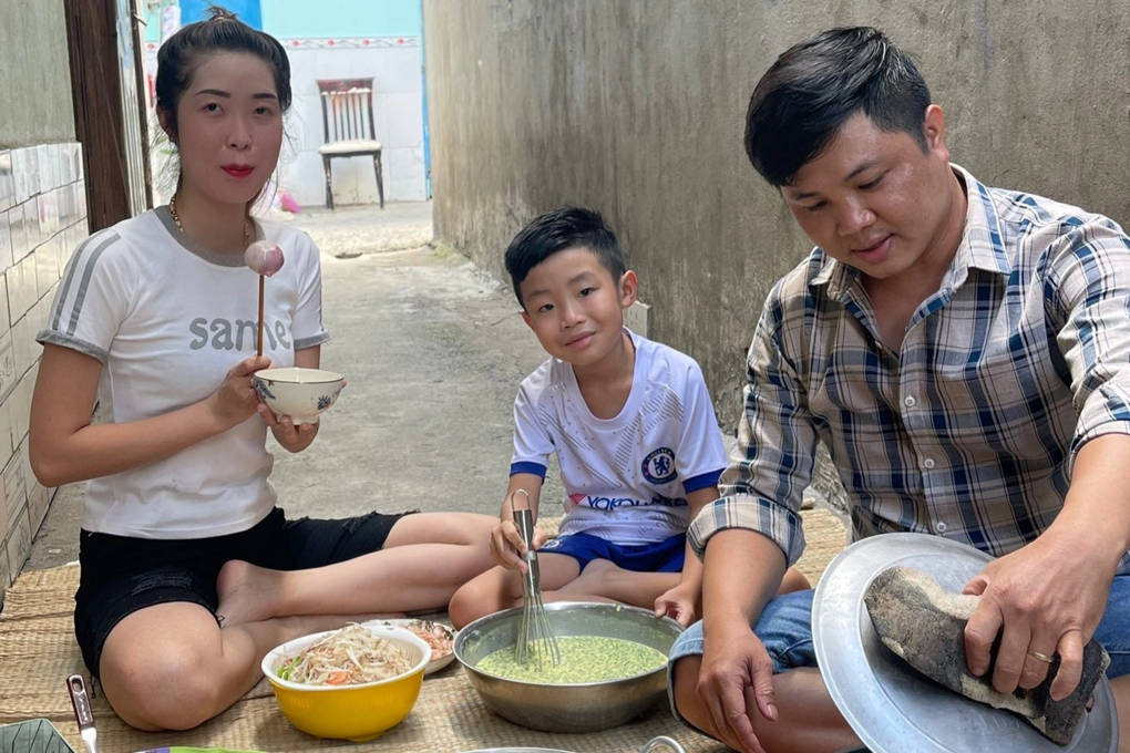 Nam công nhân xin cơm thừa của công ty mang về cho bữa tối - 4