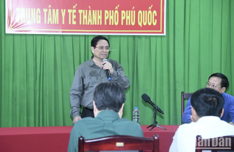 El primer ministro Pham Minh Chinh inspecciona algunos proyectos clave en Phu Quoc foto 9