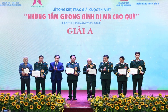 Cuộc thi "Những tấm gương bình dị mà cao quý" lần thứ 15 trao giải cho 35 tác phẩm xuất sắc  - Ảnh 2.