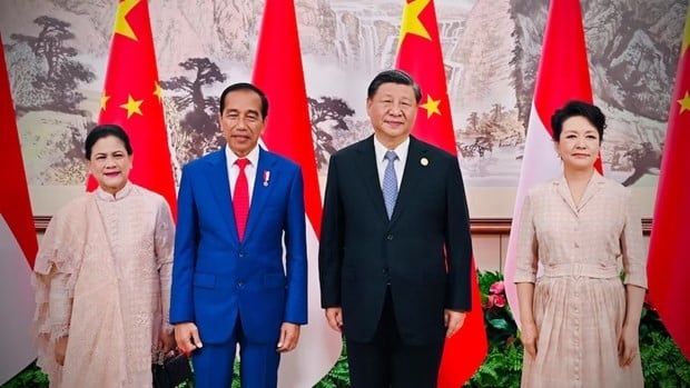 El presidente indonesio, Joko Widodo, y su esposa se toman una foto con el presidente chino, Xi Jinping, y su esposa.