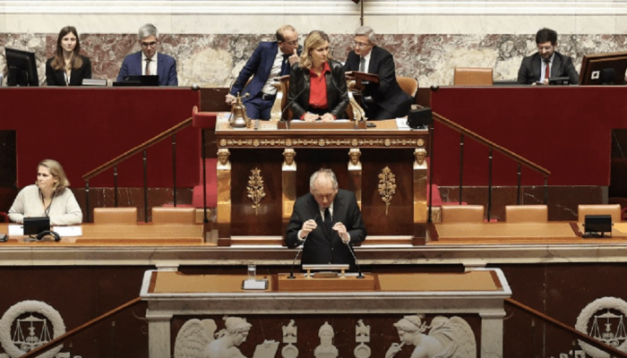 El primer ministro francés Bayrou sobrevive a la moción de censura