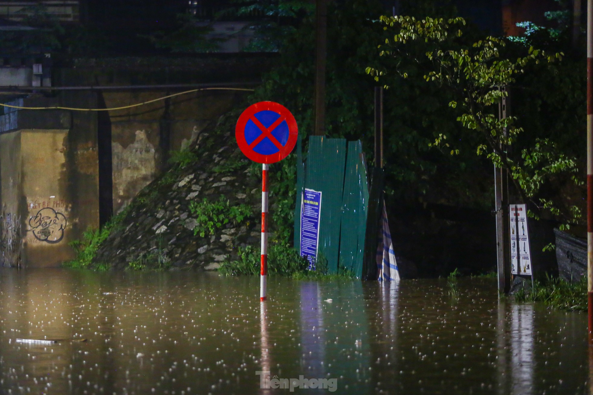 Starker Regen, Straßen von Hanoi nachts überflutet Foto 12