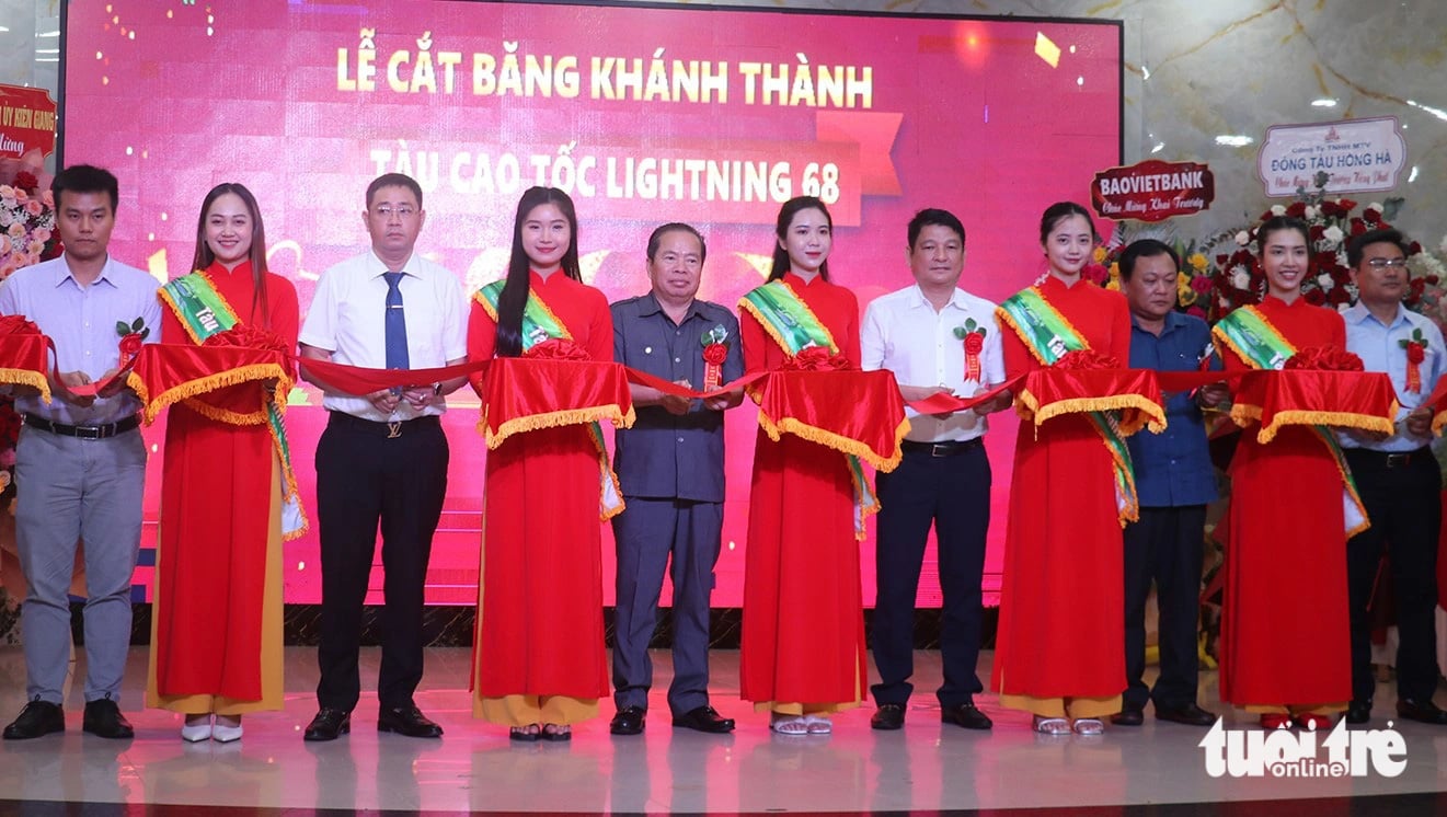 Ông Mai Văn Huỳnh - phó bí thư thường trực Tỉnh ủy Kiên Giang (thứ 5 từ trái sang) - cắt băng khánh thành đưa hai tàu hoạt động đi Phú Quốc - Ảnh: H.H