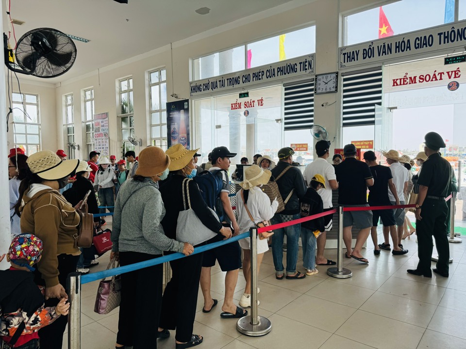 Tourists queued up at the ticket check area before boarding the train to Ly Son.