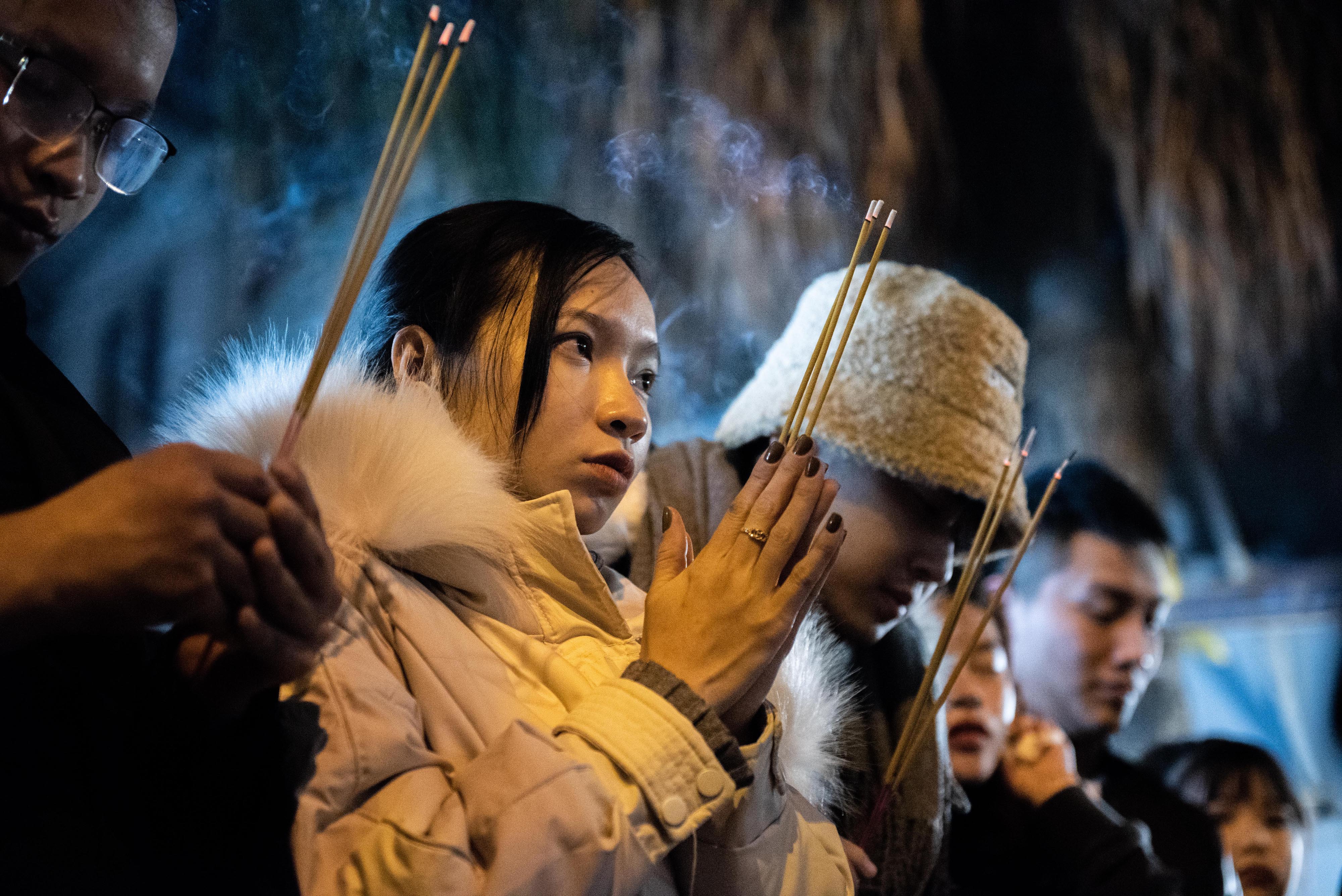 Tay Ho Palace is crowded with people coming to give thanks on the full moon day of the last day of the year.