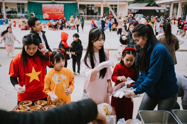 "Tết sẻ chia, Tết yêu thương": Lan tỏa  sự ấm áp, sẻ chia đến với trẻ em có hoàn cảnh khó khăn - Ảnh 4.