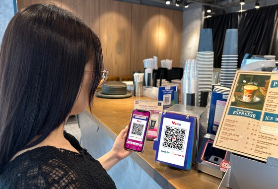 Using MoMo to scan QR codes helps users transfer and pay quickly.