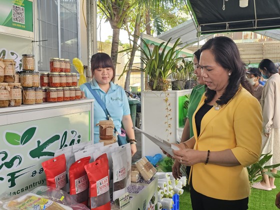 Chủ tịch Hội Nông dân TPHCM Nguyễn Thanh Xuân tham quan các gian hàng