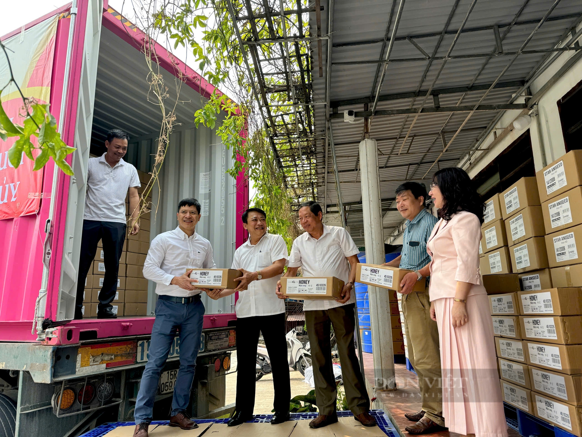 Lần đầu tiên, mật ong rừng, hành tăm muối của Hòa Bình được xuất khẩu sang Vương quốc Anh- Ảnh 2.