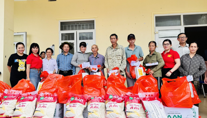 Supporting people in Ban Sen island commune, Van Don district to overcome consequences after storms