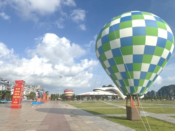 Opportunity to see the whole view of Ha Long City, Quang Ninh at the Hot Air Balloon Festival